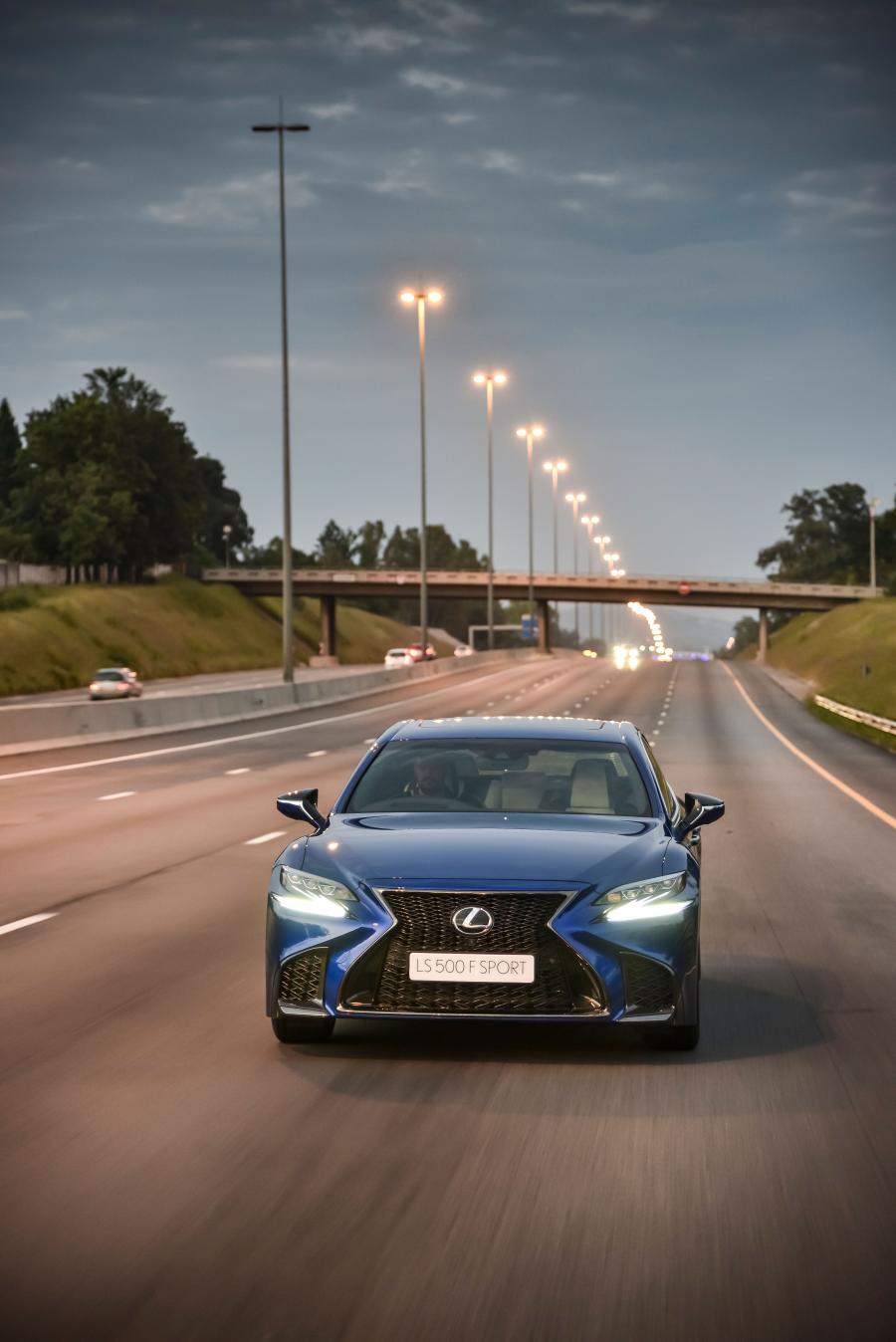  Lexus LS500 F-Sport 2019 года  (ZA) (фото 3 из 40)